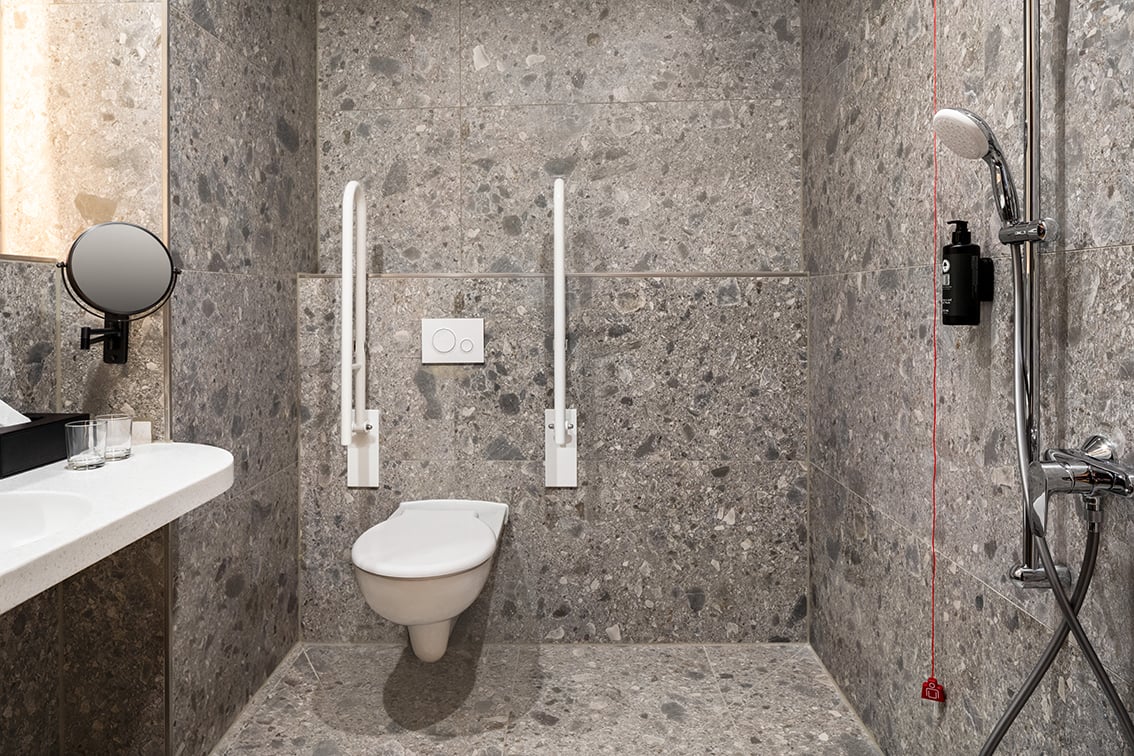 Vienna-House-Easy-By-Wyndham-Berlin-Potsdamer-Platz-Accessible-Bathroom-Roll-in-Shower