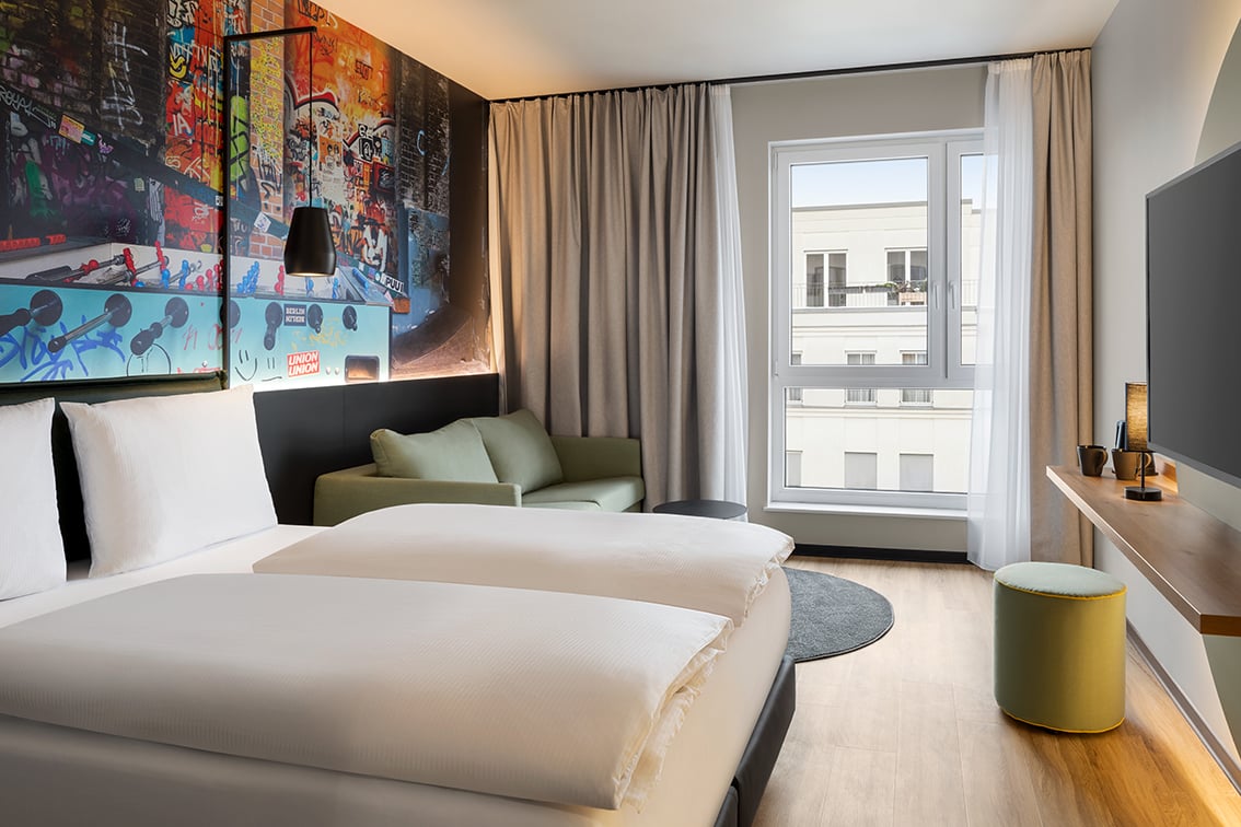 Vienna-House-Easy-By-Wyndham-Berlin-Potsdamer-Platz-Lounge-Room-with-Sofa-Bed