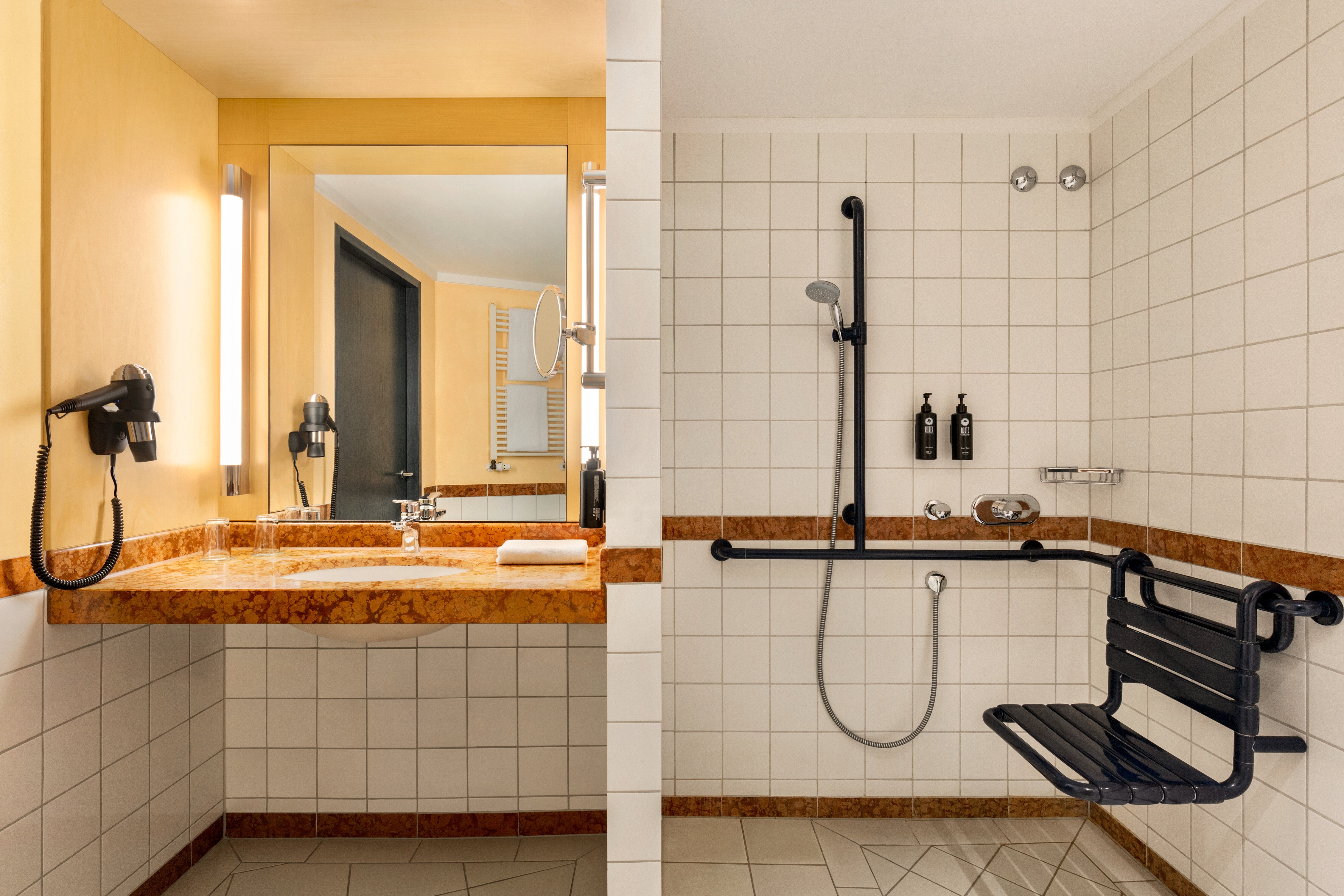 Vienna_House_by_Wyndham_Remarque_Osnabrück_Accessible_Bathroom_Roll_in_Shower